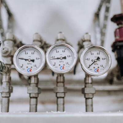 گیج فشار دیافراگمی با اندازه فلنج DN25، نصب از پایین و پیکربندی لوله بوردون برای کاربردهای صنعتی